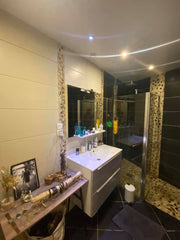 Appartement idéalement situé dans le centre ville de Bordeaux. Desservi par les  Jacou, France Appartement dans le coeur de Bordeaux Entire rental unit vacation rental 45321591