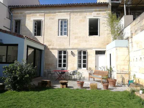 Maison de 180m2 ancienne entièrement rénovée en conservant le charme de la pierr Bordeaux, France Grande maison avec jardin et garage centre ville Entire home vacation rental 6697482