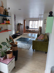 Deze ruime kamer met groot dubbelbed en 2 enkele slaapzeteltjes bevindt zich in  Ghent, Belgium Ruime kamer met privé-douche in zalig huis! Private room in townhouse vacation rental 602838517059930472