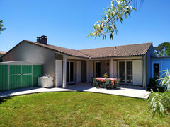 Nous sommes un jeune couple avec une jolie maison de 90m², et un jardin avec pis Quinsac, France Maison au calme proche de Bordeaux avec piscine Entire home vacation rental 25787924