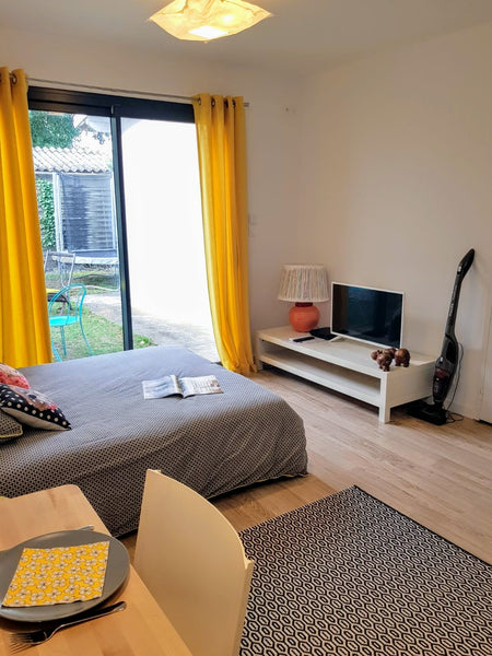 Maisonnette-Studio neuf tout confort, en rez de chaussée avec terrasse & jardin  Bordeaux, France Maisonnette plein pied  Bx-Cauderan  Terrasse Entire home vacation rental 18349724