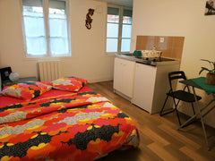 Petite chambre aménagée en rez-de-jardin d'une maison bordelaise.<br />Les WC so Bordeaux, France Appartement centre de Bordeaux avec jardin Entire rental unit vacation rental 36288052