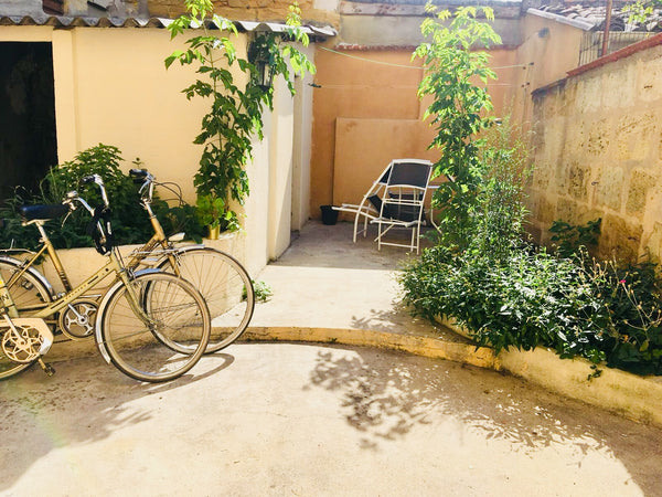 Appartement de 40m2 avec grande terrasse privative ensoleillée équipée de table, Bordeaux, France Appartement avec terrasse ensoleillée Entire rental unit vacation rental 27429262