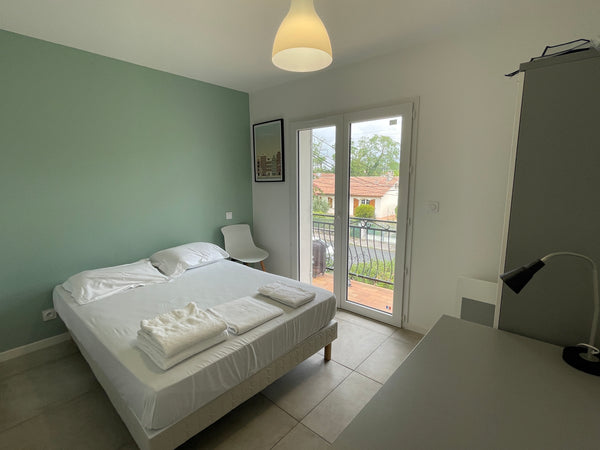 Chambre privée avec salle d'eau individuelle dans une maison entièrement rénovée Bordeaux, France Chambre privée avec salle d'eau individuelle.7 Private room in rental unit vacation rental 49728134