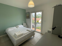 Chambre privée avec salle d'eau individuelle dans une maison entièrement rénovée Bordeaux, France Chambre privée avec salle d'eau individuelle.7 Private room in rental unit vacation rental 49728134