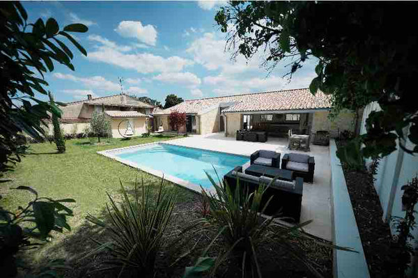 Maison de charme de 250 m2 entièrement rénovée en 2020, ancienne dépendance du c Eysines, France Maison de charme ancienne dépendance du château Entire home vacation rental 47278701