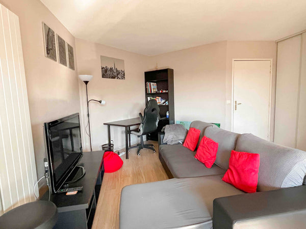 Cet appartement pouvant accueillir 4 personnes, est situé à côté de la gare de B Bordeaux, France Appartement avec parking et terrasse Entire rental unit vacation rental 552961816717521765