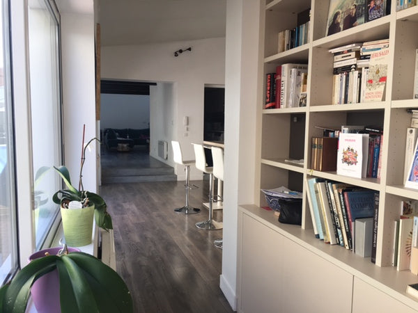 Chambre aménagée avec  salle de douche et toilettes privatives, un grand dressin Bordeaux, France Grande chambre aux Capucins avec sdb privée Private room in townhouse vacation rental 19109524