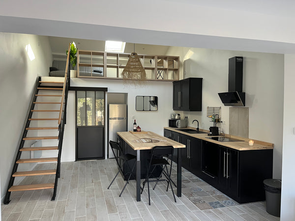 Détendez-vous dans ce logement calme et élégant offrant toutes les commodités: j Bordeaux, France Agréable maison de ville au porte de Bordeaux. Entire townhouse vacation rental 53331884