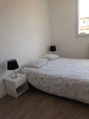 Chambre blanche spacieuse et confortable. Gradignan, France Chambre blanche privée confortable Private room in townhouse vacation rental 18289357