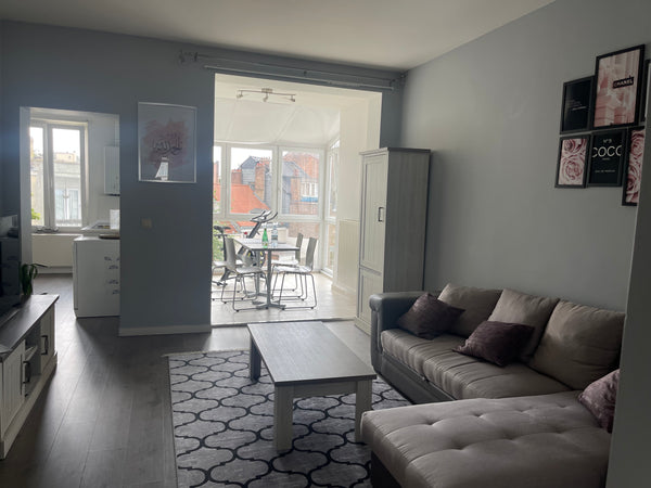 Le logement est composé d'une cuisine séparée, une chambre avec un bacon et une  Brussels, Belgium Bel Appartement entier avec terrasse Entire rental unit vacation rental 12283900