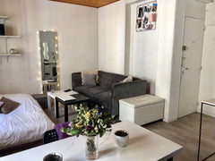 Situé en plein centre ville de Bordeaux, au pied de la célèbre Cathédrale Saint  Bordeaux, France Charmant studio situé place Pey berland Entire rental unit vacation rental 33862553