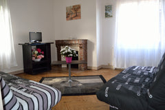 C'est un logement très lumineux  proche des transports en commun , des commerces  Appartement au rez de chaussée Entire rental unit vacation rental 10239797