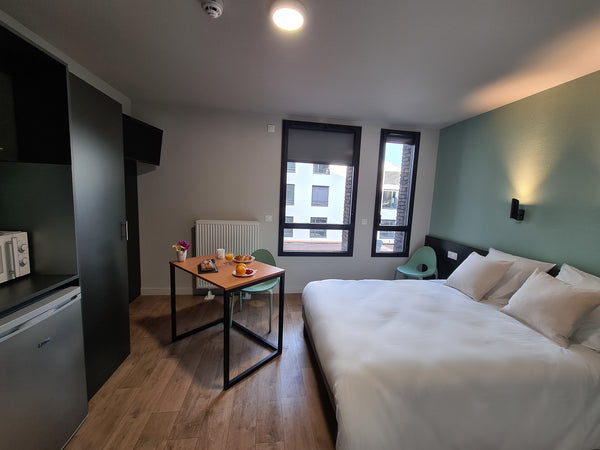 Situé aux Bassins à flots, près de la Cité du Vin et de la base sous-marine, l’A  Studio Double - Montempô Bordeaux Bassins à flots Entire serviced apartment vacation rental 50905868