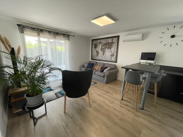 Bel appartement type T2 climatisé de 50 m²  avec un jardin privatif fermé de 100 Eysines, France Joli T2 climatisé en RDJ  et terrasse Entire rental unit vacation rental 42345429