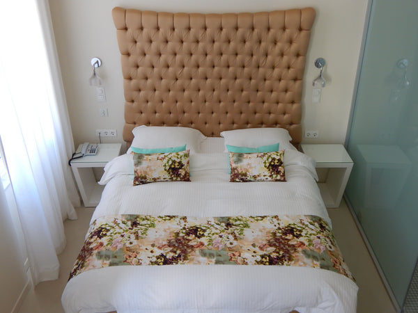 This superios dbl is stated on 2nd floor and has queen-size bed, 32