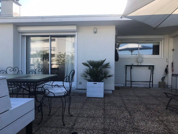 Grand studio donnant sur grande terrasse aménagée proche des commerces et du par Bordeaux, France Bordeaux : Studio, grande terrasse, commerces Entire rental unit vacation rental 33768367