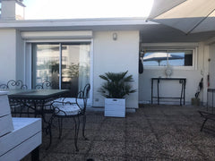 Grand studio donnant sur grande terrasse aménagée proche des commerces et du par Bordeaux, France Bordeaux : Studio, grande terrasse, commerces Entire rental unit vacation rental 33768367