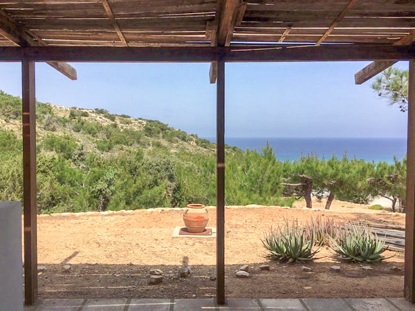 A fabulous room with fast WiFi and views of Sarakiniko Bay from the terrace.<br   Studio 15 in Sarakiniko with Great Views and WiFi Entire serviced apartment vacation rental 47793144