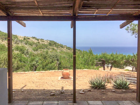 A fabulous room with fast WiFi and views of Sarakiniko Bay from the terrace.<br   Studio 15 in Sarakiniko with Great Views and WiFi Entire serviced apartment vacation rental 47793144