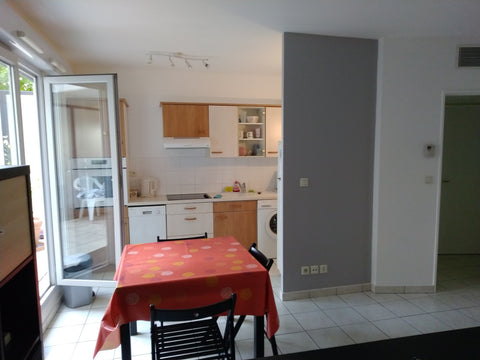 Ce logement est proche des transports en commun (place Bellecour 15' en métro) , L'Horme, France T2 climatisé métro Garibaldi (46 m² + terrasse) Entire rental unit vacation rental 13448504