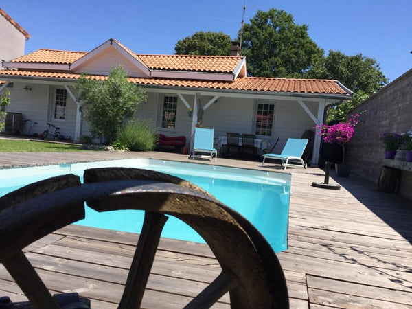 Mon logement est proche : <br />- du tram B (20min de bordeaux-centre) <br />- d Pessac, France Chambre (bleue-1)/cuisine/salle de bain à partager Private room in home vacation rental 43274683