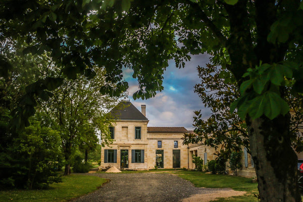 Full equipped studio of 45m2, with separated entry, courtyard with garden, in a  Ambès, France Great studio in a  XVII century outhouse Entire guesthouse vacation rental 31392716