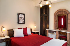 Set in a quiet location, just 10 minutes’ walk from the centre of Fira Town, the  Economy Double or Twin room Private room in serviced apartment vacation rental 39103970