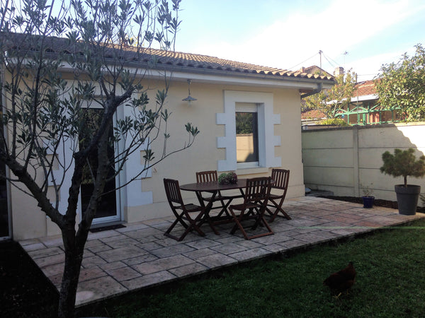 Cette charmante dépendance a son accès indépendant. Elle est accolée à notre mai Bordeaux, France Charmante dépendance avec jardin - calme assuré Entire guest suite vacation rental 17817370