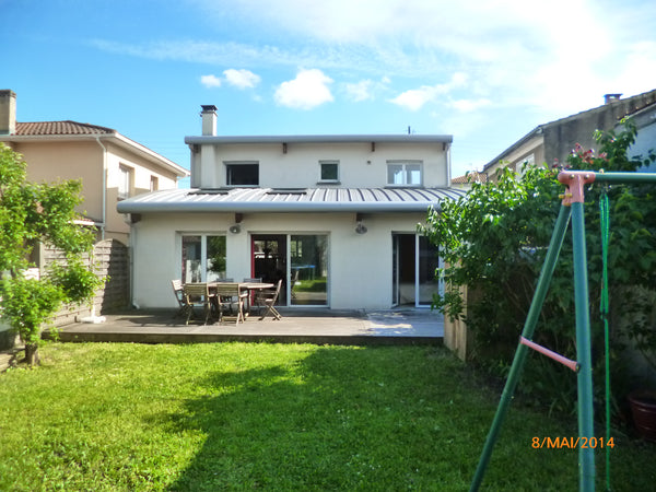 Confort assuré dans cette maison de 140 m² pour 6 personnes avec jardin. Très lu Mérignac, France Villa-espace-confort-lumière-calme pkg-tram Entire villa vacation rental 4961740