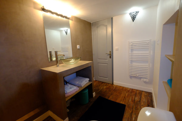 appartement proche de toute commodités et situé dans la vieille ville de bordeau Bordeaux, France appartement vieux bordeaux dans immeuble en pierre Entire condo vacation rental 42948519