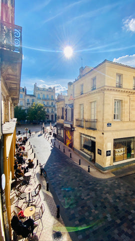 Situé idéalement dans l' hyper-centre de Bordeaux ce Fabuleux T3 de 90 mètre car Bordeaux, France Paisible et spacieux t3 en plein cœur de BX 💚 Entire rental unit vacation rental 48504483