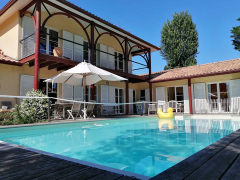 Grande maison familiale au calme dans la banlieue de Bordeaux. La maison est à 5 Gradignan, France Grande Maison avec Piscine à proximité de Bordeaux Entire home vacation rental 43550528