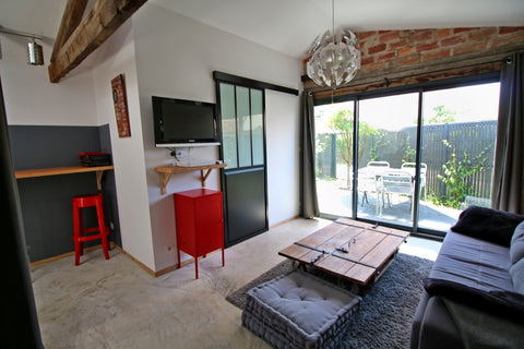 Dans un ancien lavoir en brique entièrement rénové (style industriel chic et cha Saint-Médard-en-Jalles, France Ancienne dépendance rénovée style industriel chic Entire home vacation rental 24070660