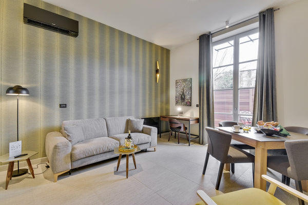 Appartement au rez-de-chaussé, agrémente d'une petite terrasse. Couleurs gris et  MAYURA, la promesse d'une invitation au voyage ... Room in serviced apartment vacation rental 27948903