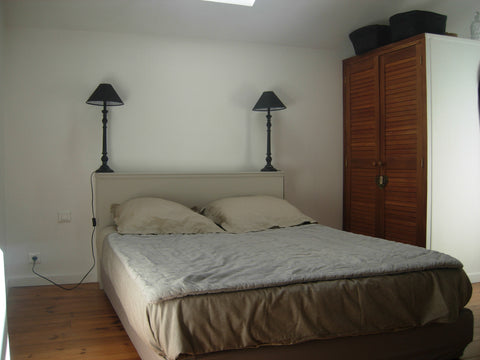 Echoppe bordelaise rénovée avec goût, meubles et fauteuils restaurés par mes soi Bordeaux, France chambre salle de bain petit dejeuner dans échoppe Private room in home vacation rental 7830615