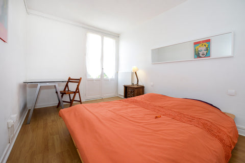 Room  bright and quiet - flat clean and comfortable - no smoker - well desserved Bordeaux, France Live with a french teacher! (only women) Private room in rental unit vacation rental 2977855