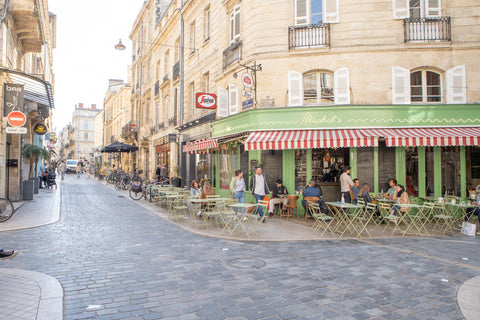 Classic, clean and simple place to eat&sleep !<br /><br /><b>License number</b>< Bordeaux, France One bedroom , historic center of Bordeaux Entire rental unit vacation rental 582504252059192128