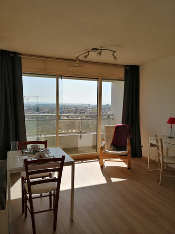 L'appartement est situé dans une résidence toute proche à pied de la jolie place Le Bouscat, France Agréable Studio, tout à proximité- bail mobilité Entire rental unit vacation rental 43255662