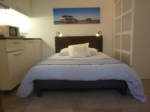 Studio indépendant situé dans notre maison est proche du centre de Bordeaux (20  Bordeaux, France Studio cosy et calme dans hôtel particulier Entire rental unit vacation rental 16624148