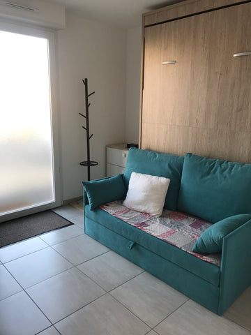 Dans la lumière naturelle, vous pourrez poser vos valises dans cet espace bleu o Saint-Médard-en-Jalles, France Mi-chemin Bordeaux-Medoc-Océan Private room in guesthouse vacation rental 48353758