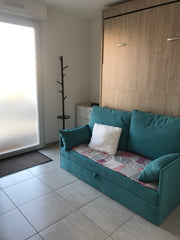 Dans la lumière naturelle, vous pourrez poser vos valises dans cet espace bleu o Saint-Médard-en-Jalles, France Mi-chemin Bordeaux-Medoc-Océan Private room in guesthouse vacation rental 48353758