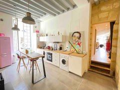 Stylish and modern apartment brand new. All restaurants, bars, bakery, train sta Bordeaux, France Perle rare dans le quartier historique de Bordeaux Entire condo vacation rental 586958497354267659