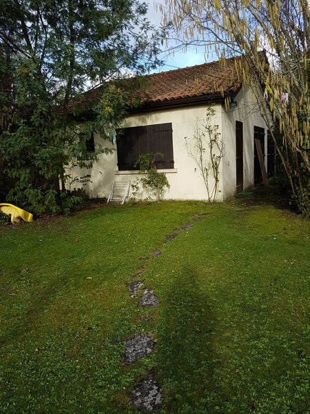 Voie sans issue, perpendiculaire à la route d'Arcachon, donc tranquillité. Les i  Studio indépendant, Pessac - Alouette Private room in villa vacation rental 22991970