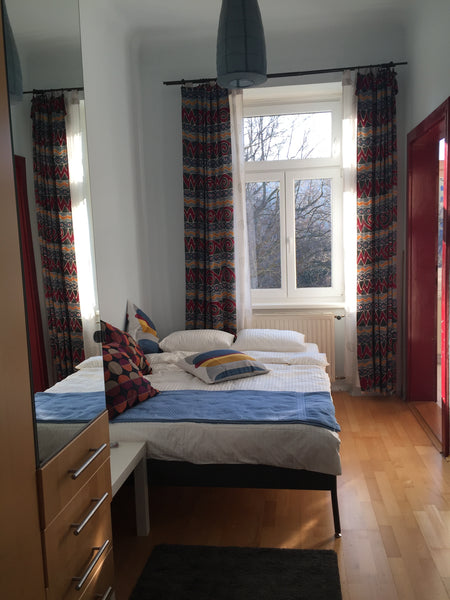 This private room is 10 m2 with a 140cm double bed and is inside a 80m2 appartme Vienna, Austria Private room with park view in noble area 舒適房間 Private room in rental unit vacation rental 14854305