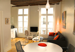 Located in the heart of the famed QUARTIER MONTORGUEIL,<br />this HIGH CEILING l Paris, France *** TOP location, STUNNING cosy flat with LIFT *** Entire rental unit vacation rental 24726164