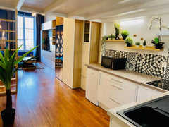 Belle appartement duplex lumineux  entièrement meublé situé en plein centre de B Saint-Ferme, France Duplex - Plein Centre - Vue Quais & Miroir d'eau Entire rental unit vacation rental 577353005033608875