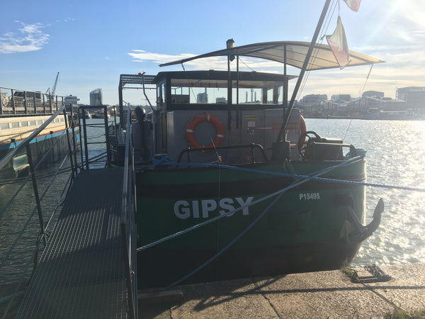 Bienvenue sur Gipsy, notre belle péniche amarrée aux bassins à flots à Bordeaux. Paris, France Péniche lumineuse et cosy - Parking gratuit ! Houseboat vacation rental 49516109