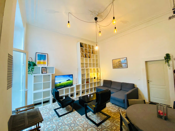 FLAT - convertible sofa in the livingroom <br />FLAT = NO SLEEPING ROOM <br /><b Brussels, Belgium 💕Bright Studio💕Heart of Brussels💕Courtyard💕 Entire rental unit vacation rental 41789965