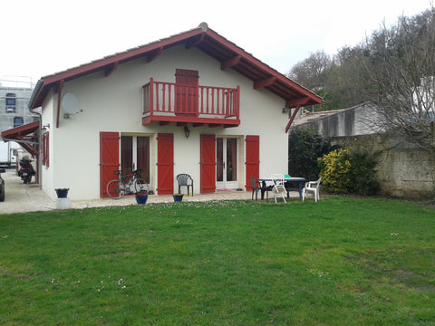 chambre   chez  l habitant  accessible  par  bus  numero  10   ou arret  tramA    chambre  basque  avec   balcon Private room in home vacation rental 26465290